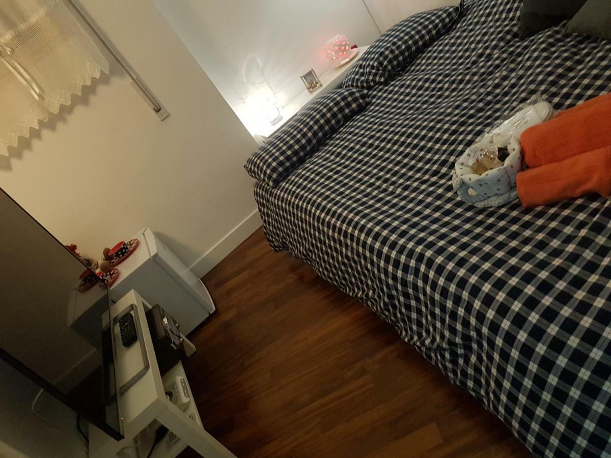 Small Bedroom Vomero'S Napoli Bagian luar foto
