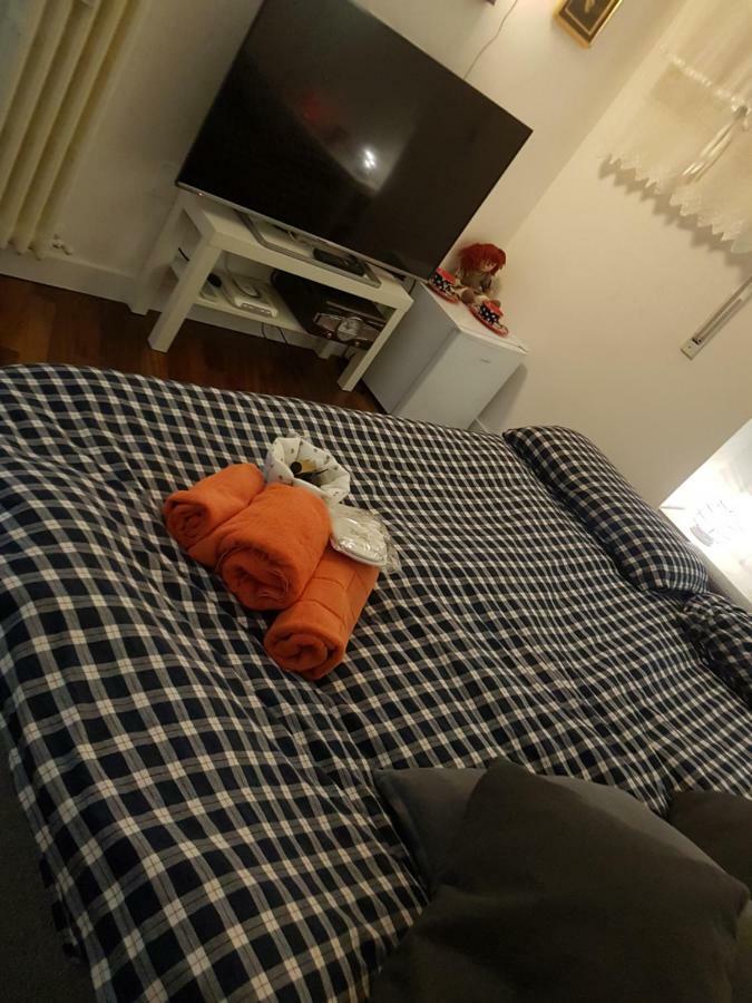 Small Bedroom Vomero'S Napoli Bagian luar foto