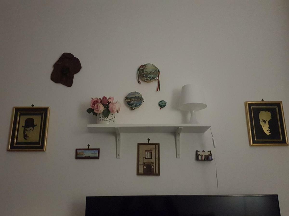 Small Bedroom Vomero'S Napoli Bagian luar foto