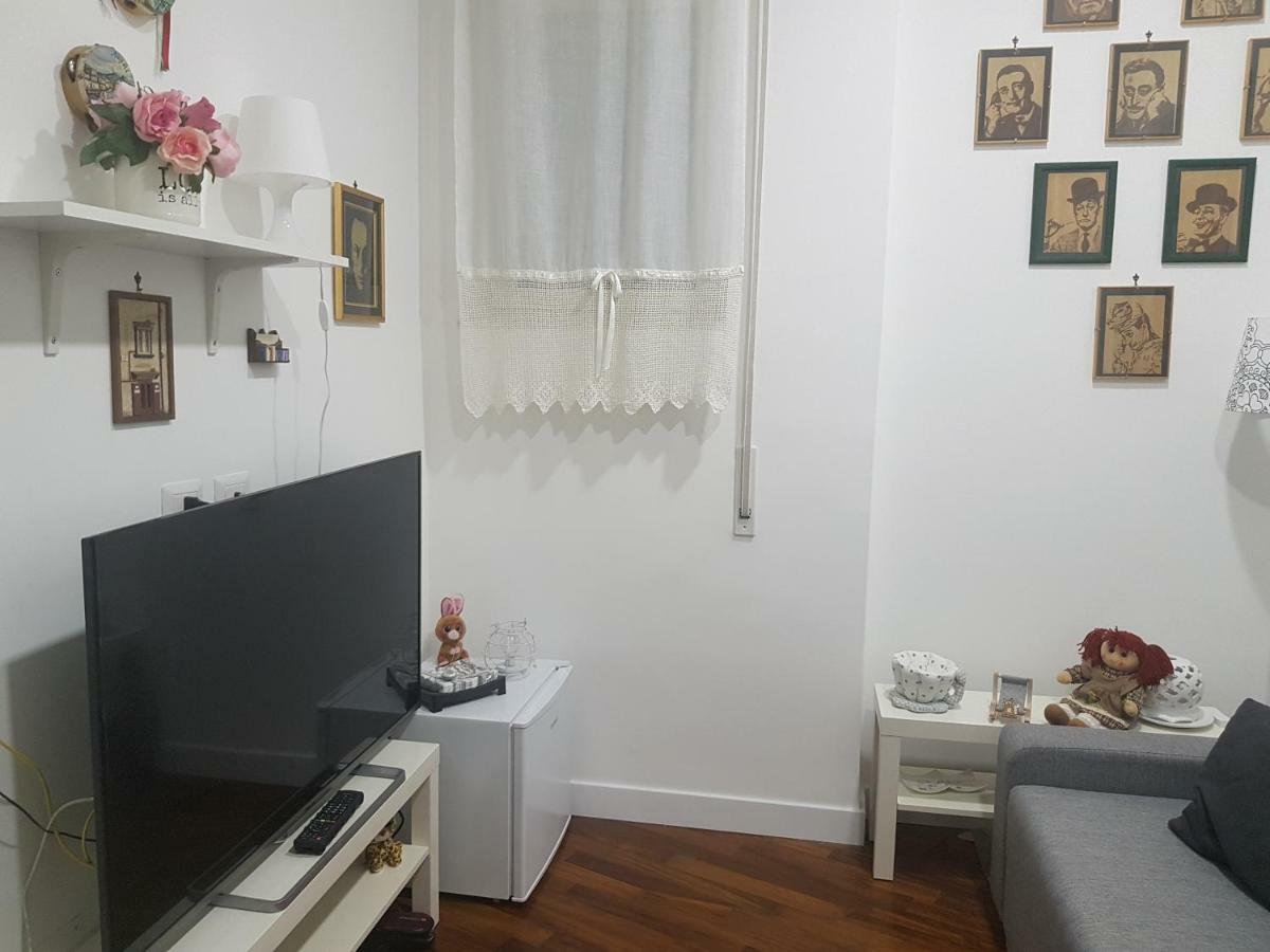 Small Bedroom Vomero'S Napoli Bagian luar foto